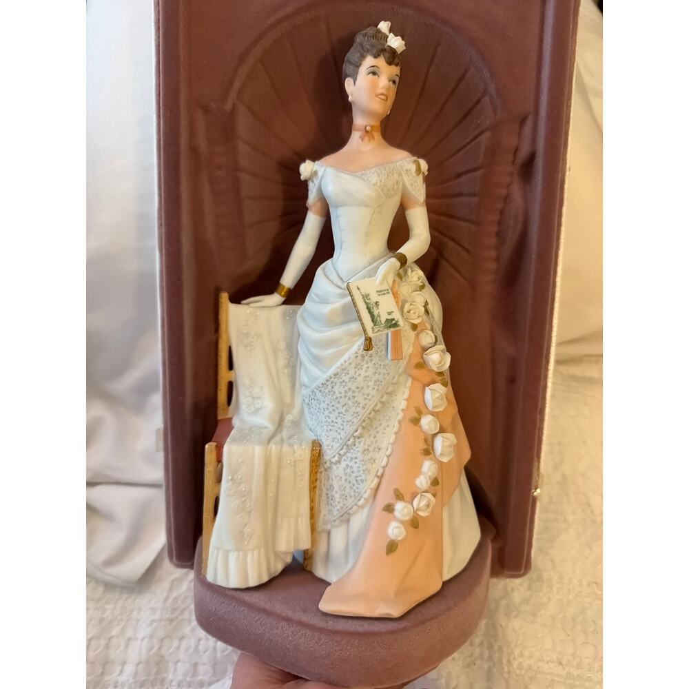 1986 Avon President's Club Albee Award Figurine Centennial Year w/ Box Vintage